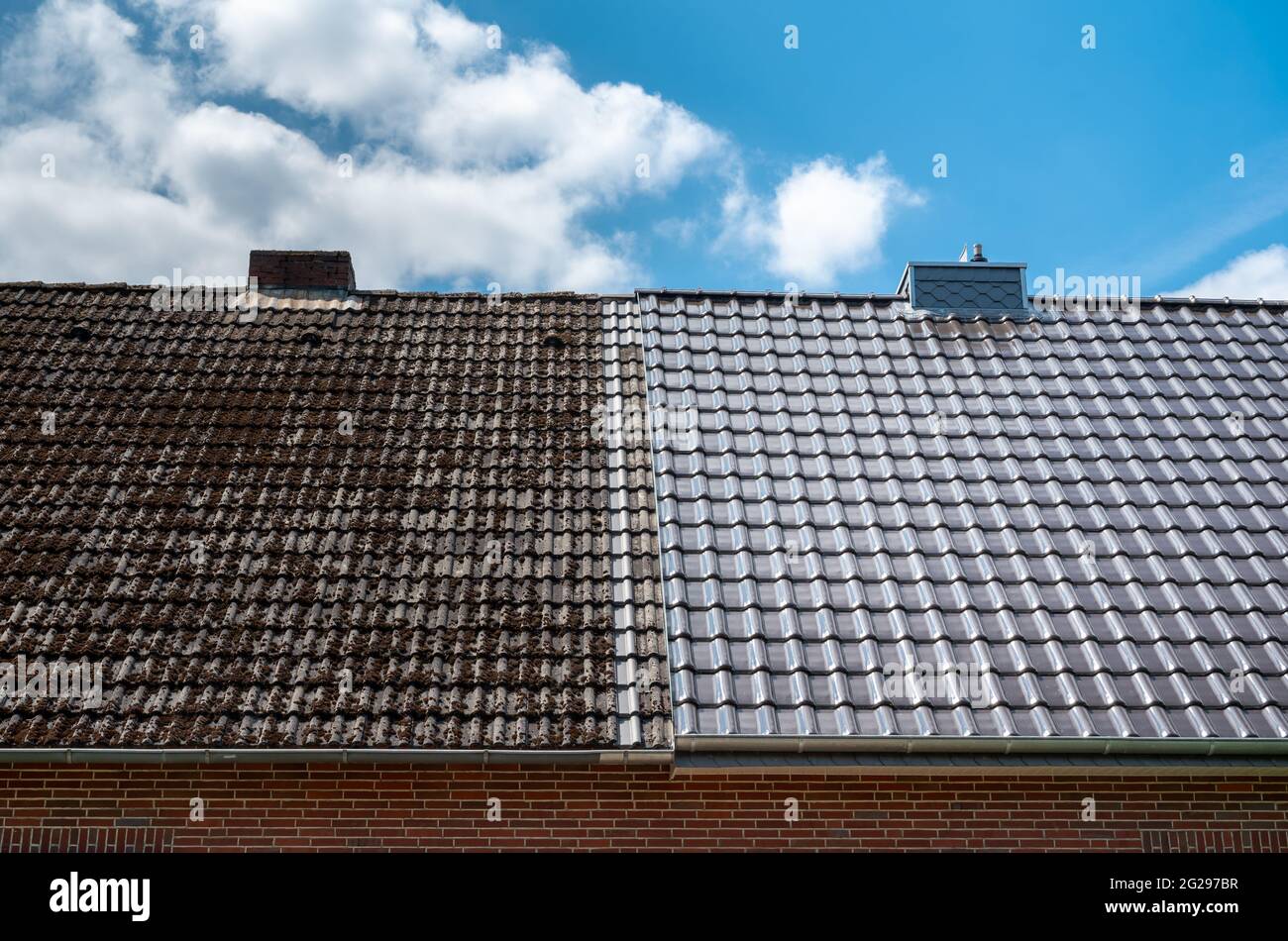 La moitié d'un toit de maison nettoyage montre l'avant et après l'effet d'un nettoyage de toiture. Banque D'Images