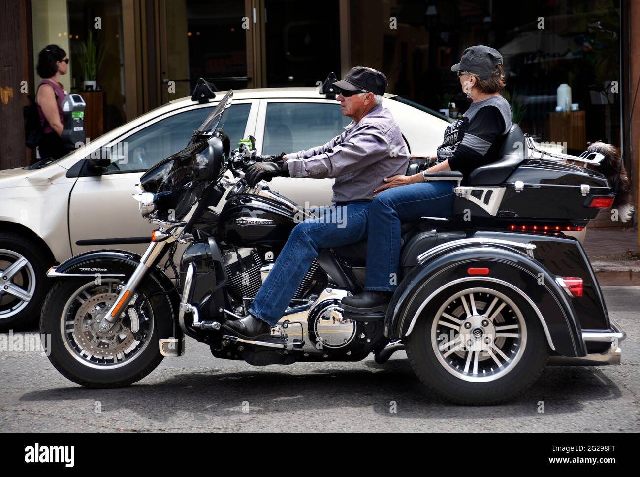 Un couple senior fait un tour de Harley-Davidson Trike Tri-Glide à travers la place historique de Santa Fe, Nouveau-Mexique. Banque D'Images