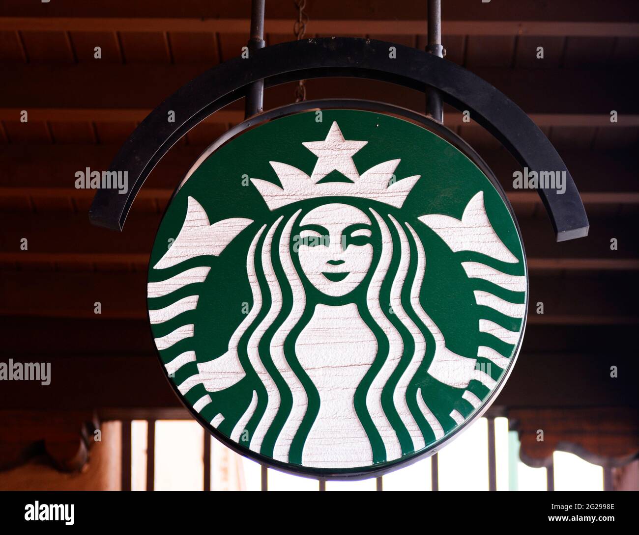 Un panneau portant le célèbre logo Starbucks surplombe l'entrée d'un café Starbucks à Santa Fe, Nouveau-Mexique. Banque D'Images
