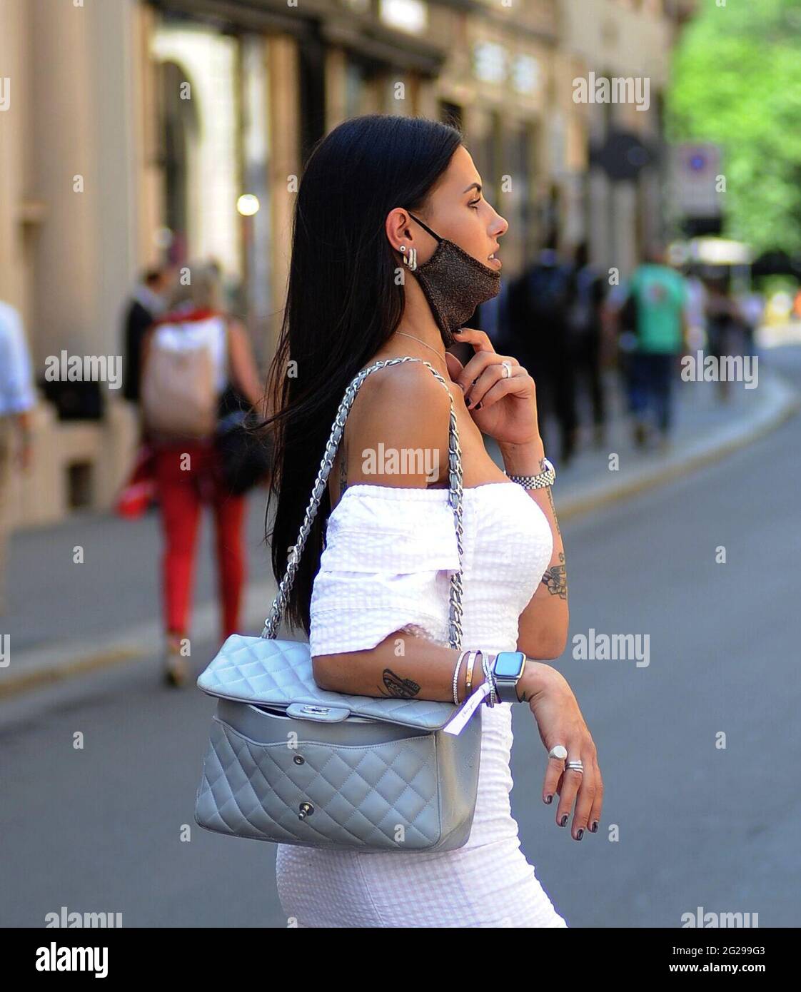 Milan, Carolina Stramare va déjeuner dans un restaurant dans le centre de Carolina Stramare, ancien Miss Italia 2019, arrive en taxi et va déjeuner dans un restaurant bien connu dans le centre. Banque D'Images