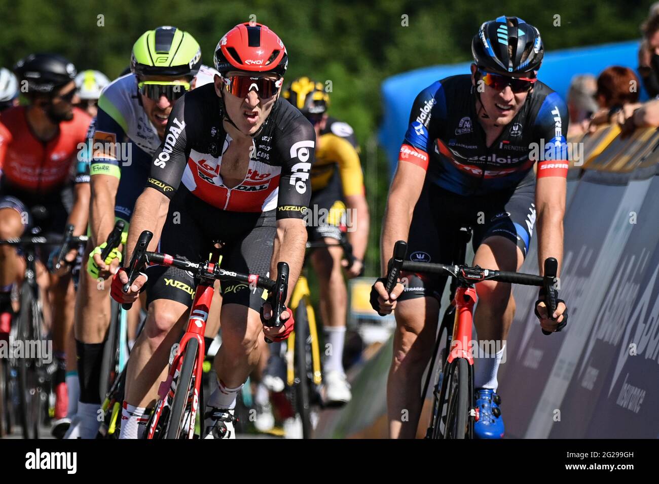 Le belge Jasper de Buyst de Lotto Soudal et le belge Toon Aerts franchissent la ligne d'arrivée à la première étape de la course cycliste Baloise Belgium Tour, 180k Banque D'Images