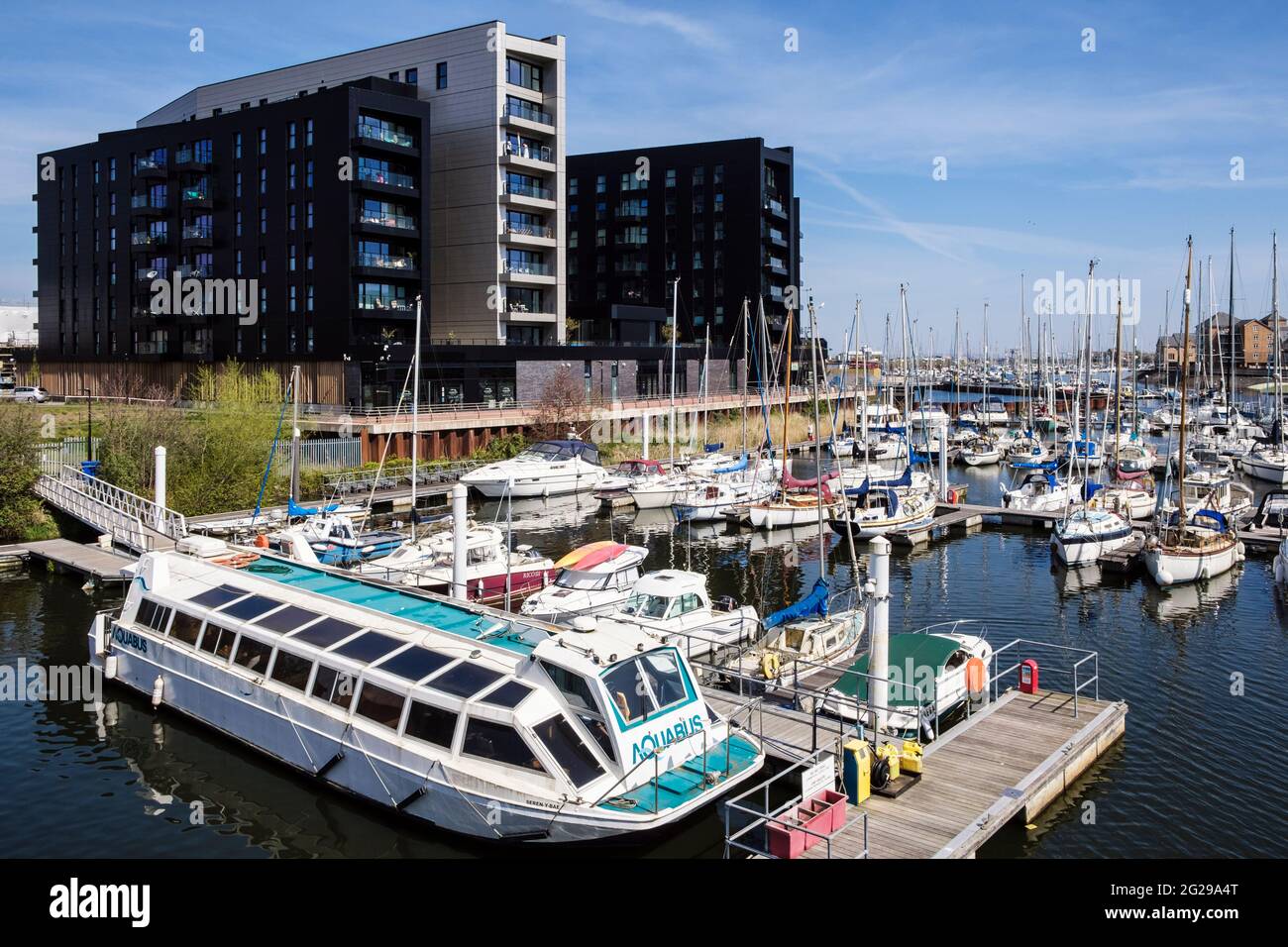 Aquabus et bateaux amarrés par des jetées sur la marina de la rivière Ely. Penarth, Cardiff, (Caerdydd), Vale de Glamourgan, pays de Galles du Sud, Royaume-Uni, Grande-Bretagne Banque D'Images