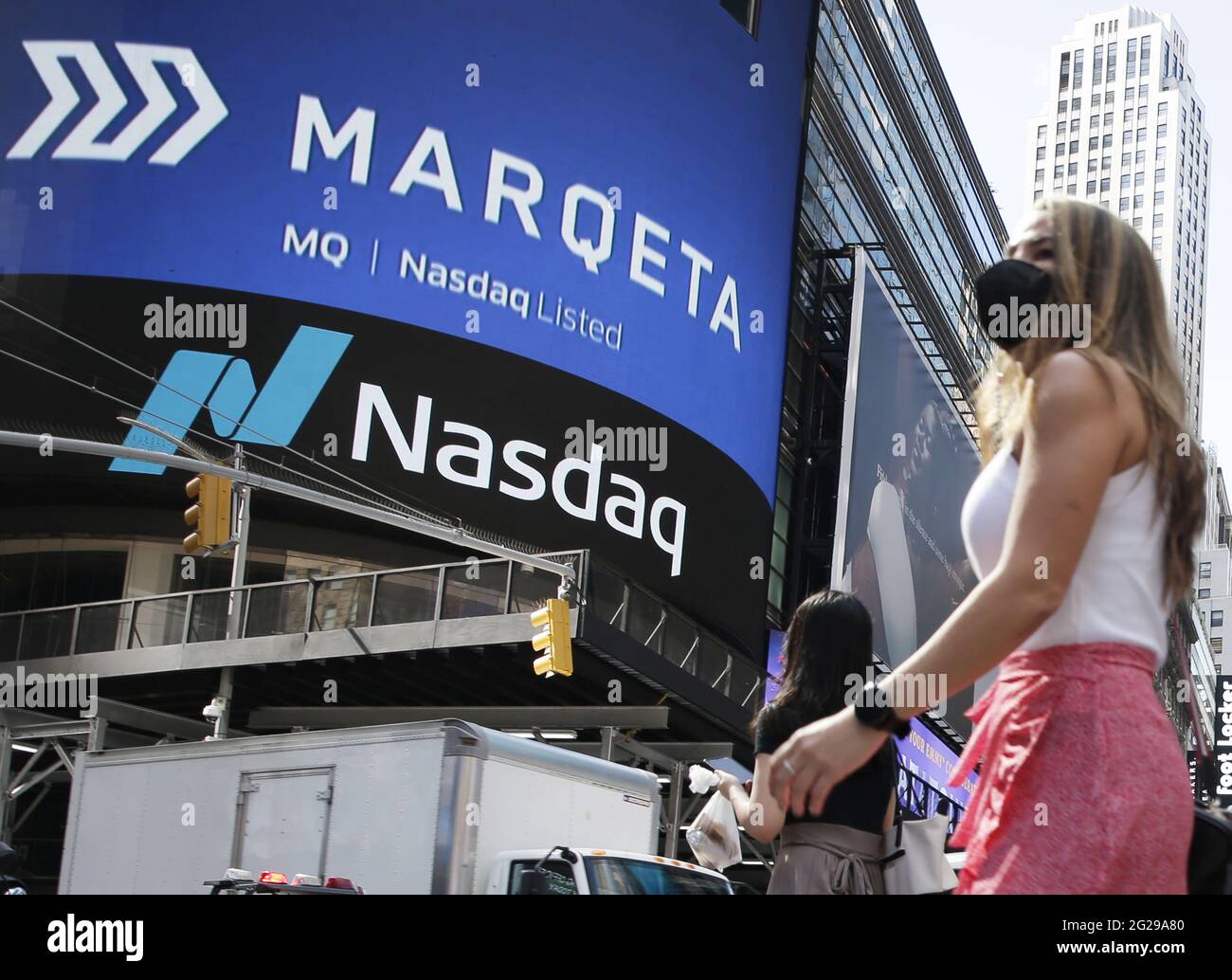 New York, États-Unis. 09e juin 2021. Marqeta, Inc. (Nasdaq: MQ) sonne la cloche d'ouverture du marché boursier Nasdaq pour célébrer l'introduction en bourse de la société au Nasdaq MarketSite à New York le mercredi 9 juin 2021. Photo de John Angelillo/UPI crédit: UPI/Alay Live News Banque D'Images