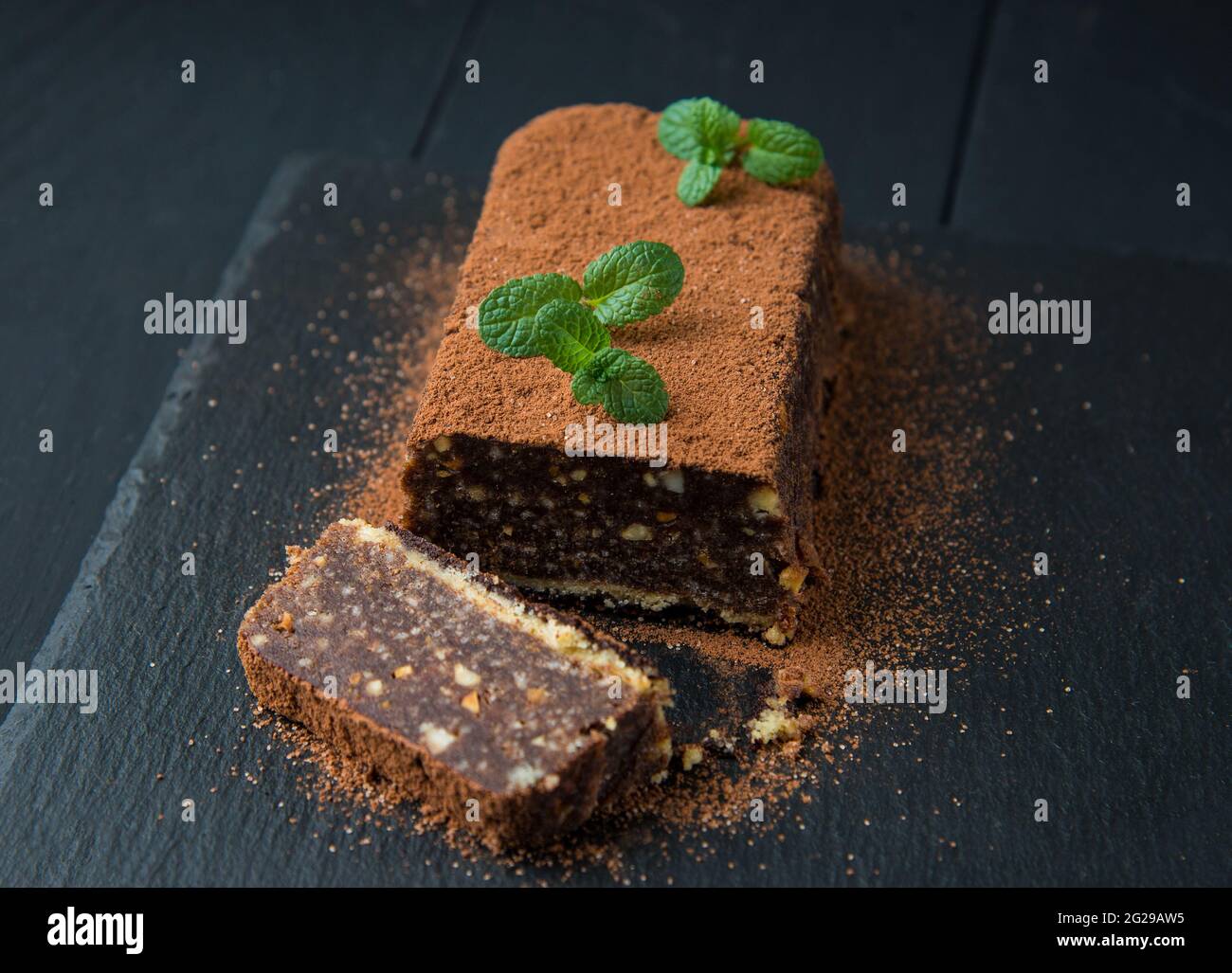 Gateau Au Chocolat Brun Avec Biscuits Tranche Photo Stock Alamy