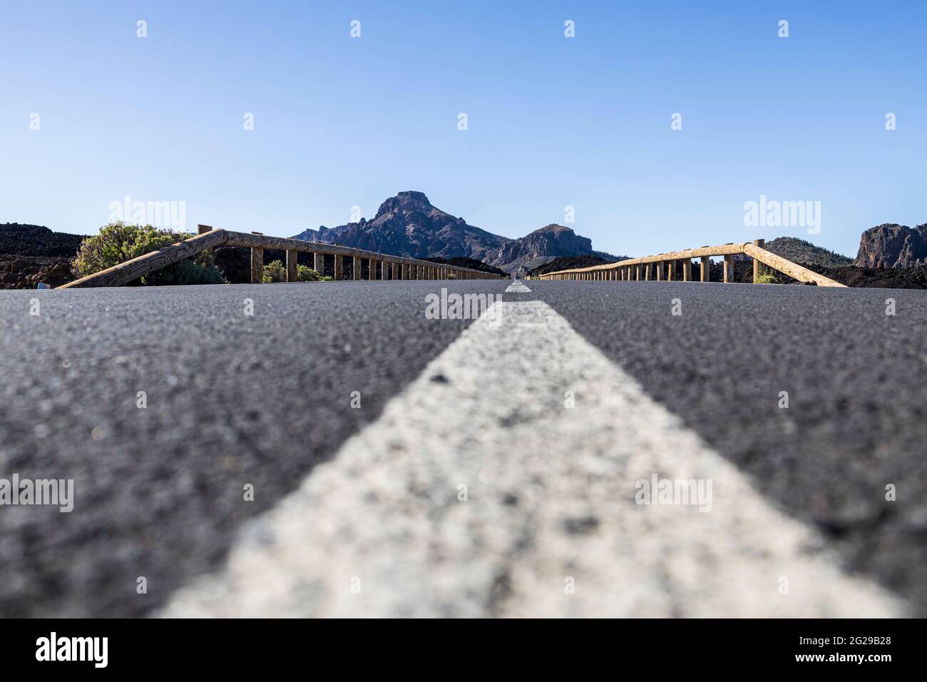 Vue à angle bas le long de la surface du tarmac de la route TF38 à travers le parc national de Las Canadas del Teide, Tenerife, Iles Canaries, Espagne Banque D'Images