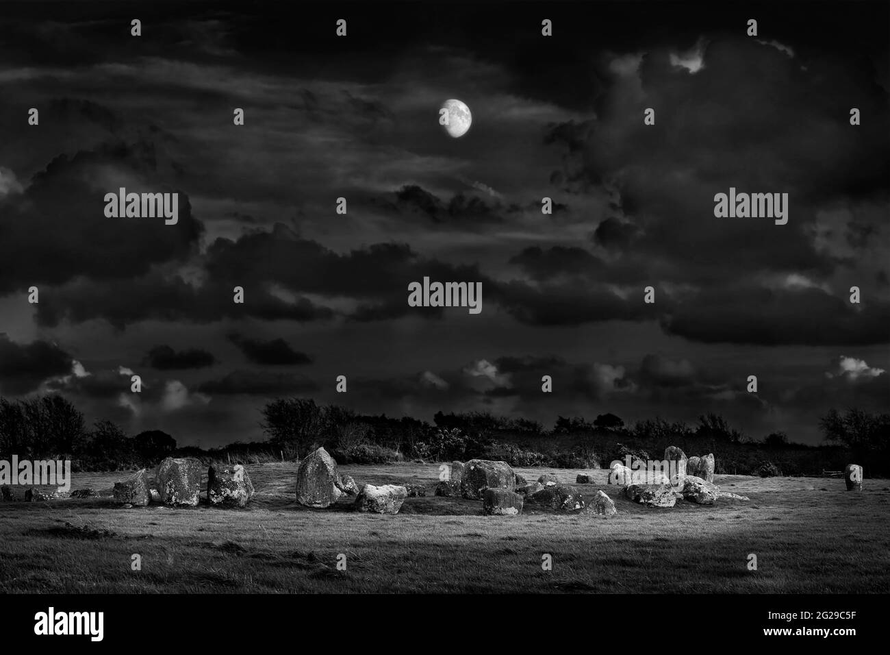 Une autre lune se lève au-dessus du cercle de pierres de Ballynoe. Cet ancien site est pensé pour date de retour à l'âge de pierre. Depuis des milliers d'années la lune a pillé Banque D'Images