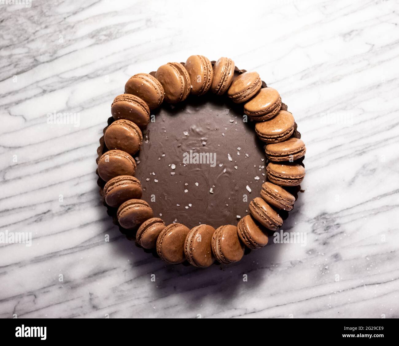 Ganache au chocolat noir caramel salé avec macarons Banque D'Images