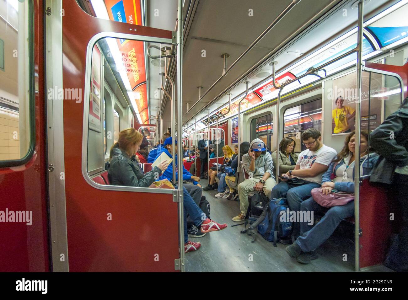 Scène de l'intérieur du très animé métro TTC à Toronto Banque D'Images