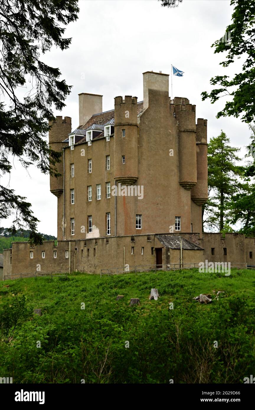 Vue extérieure sur le château historique du village Royal Deeside de Braemar, en Écosse. Banque D'Images