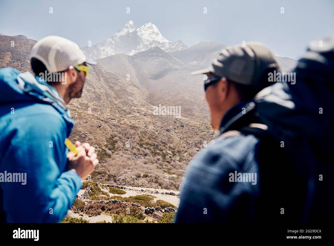 Un guide et sherpa appréciant la vue au Népal tout en trekking au Népal Banque D'Images