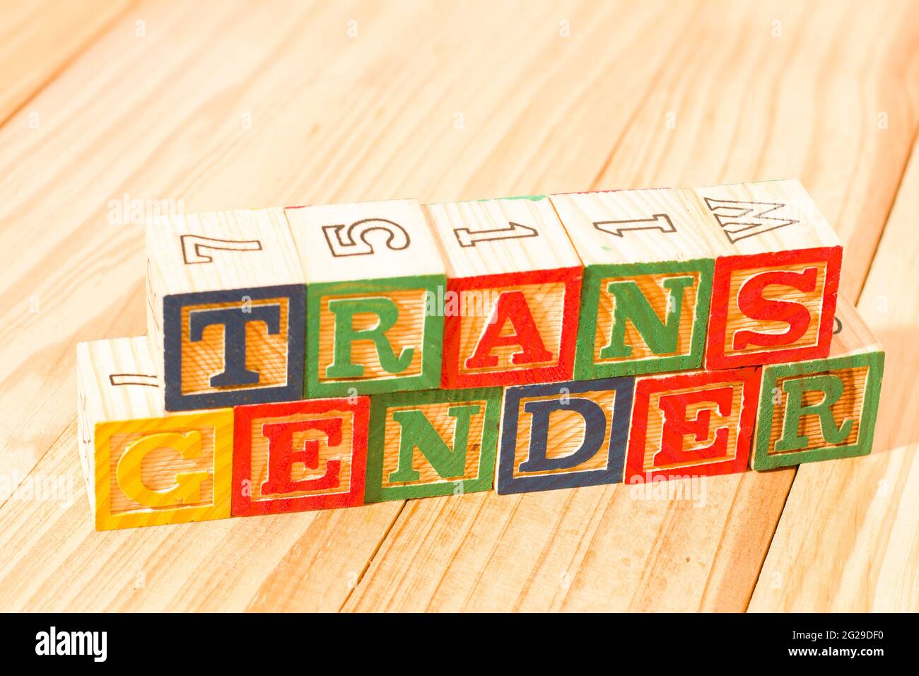 Cubes en bois spectaculaires avec le mot TRANSGENRE sur une surface en bois. Banque D'Images