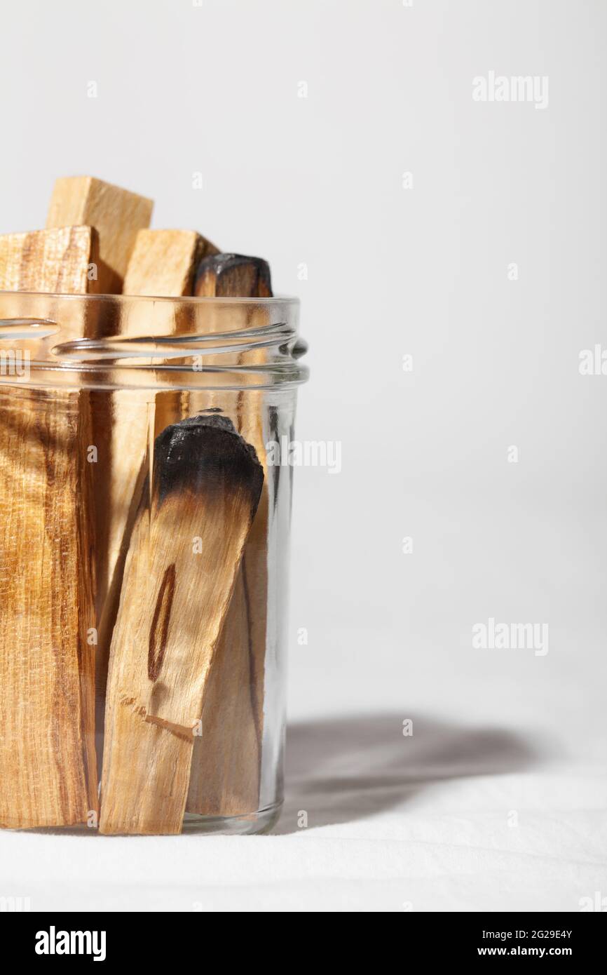 Le bois Saint de Palo santo se colle sur fond blanc. Concept de pratiques spirituelles Banque D'Images