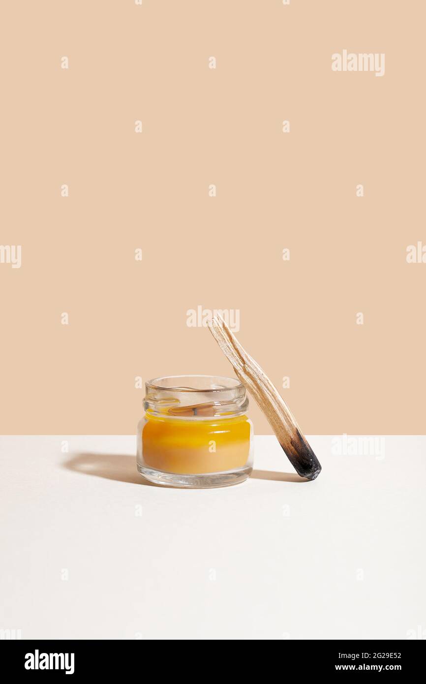 Palo santo bâtons de bois Saint avec bougie pour la pratique spirituelle de méditer. Concept de santé mentale Banque D'Images