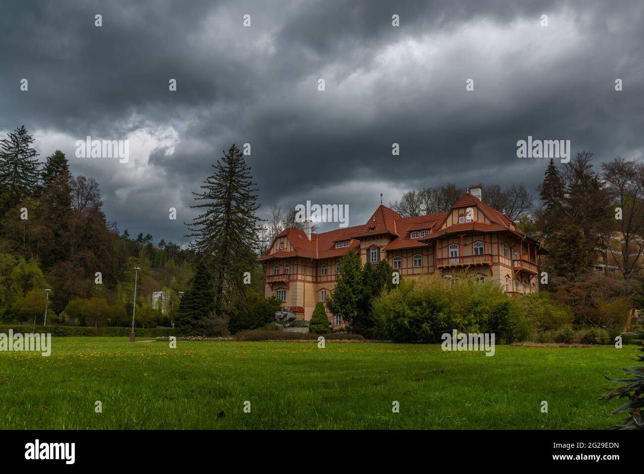 Ville thermale de Luhacovice dans la région de Moravie, un jour de couleur de printemps nuageux Banque D'Images