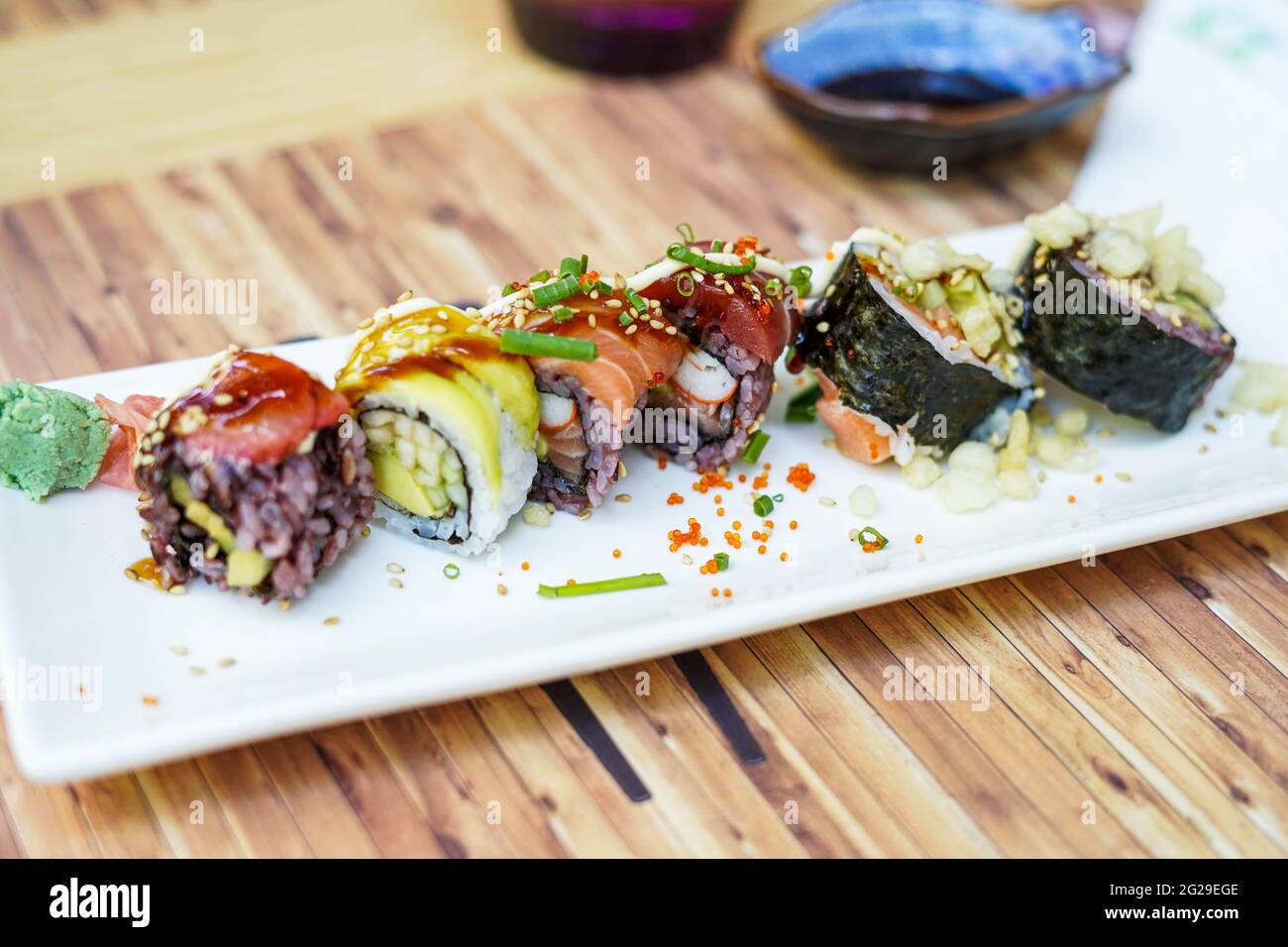 Une assiette de nourriture japonaise composée de différents types de sushis Banque D'Images
