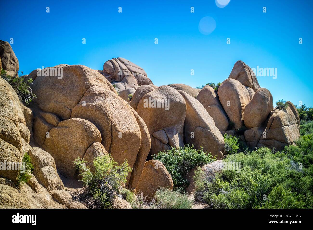 L'équilibre entre les roches du désert dans la région de Joshua National Park, Californie Banque D'Images
