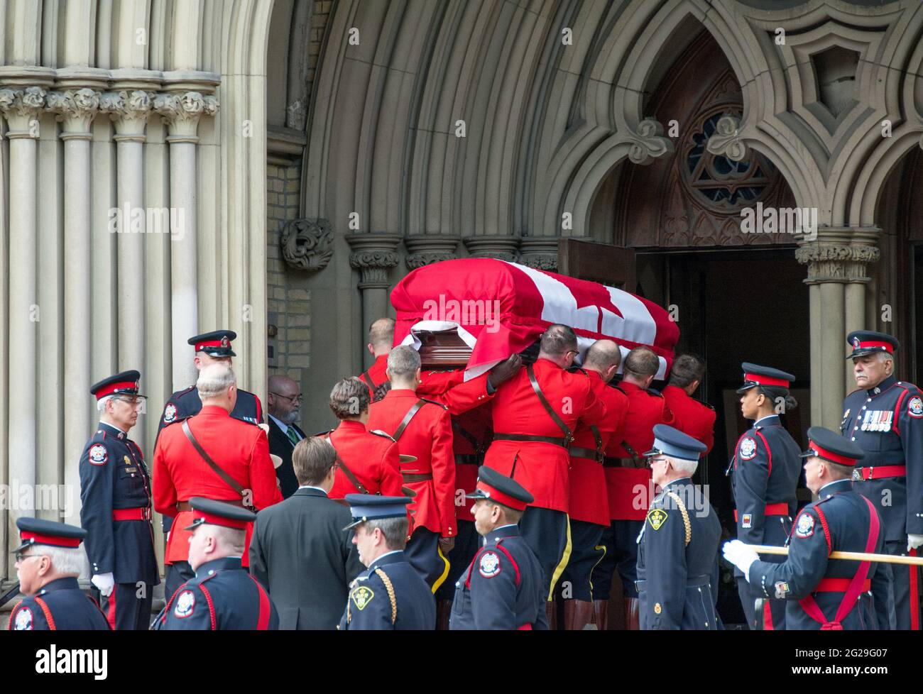 La GRC fait sortir le cercueil de Flaherty et le service dans la cathédrale. Scènes of the State Funeral for Jim Flaherty, ancien ministre des Finances de Banque D'Images