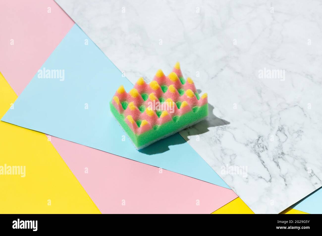 Composition créative avec éponge pour laver la vaisselle sur fond multicolore Banque D'Images