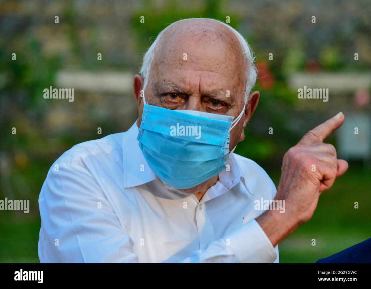 Srinagar, Inde. 09e juin 2021. M. Farooq Abdullah, membre du Parlement indien et président de la Conférence nationale (NC), prend la parole lors d'une conférence de presse après une réunion avec des dirigeants politiques à Srinagar.les spéculations sur la poursuite de la bifurcation du Jammu-et-Cachemire sont légion, La réunion « cruciale » de l'Alliance des peuples pour la Déclaration de Gupkar (PAGD) a commencé à l'ancien ministre en chef et chef du Parti démocratique des peuples (PDP), la résidence de Mehbooba Mufti à Gupkar. (Photo de Saqib Majeed/SOPA Images/Sipa USA) crédit: SIPA USA/Alay Live News Banque D'Images