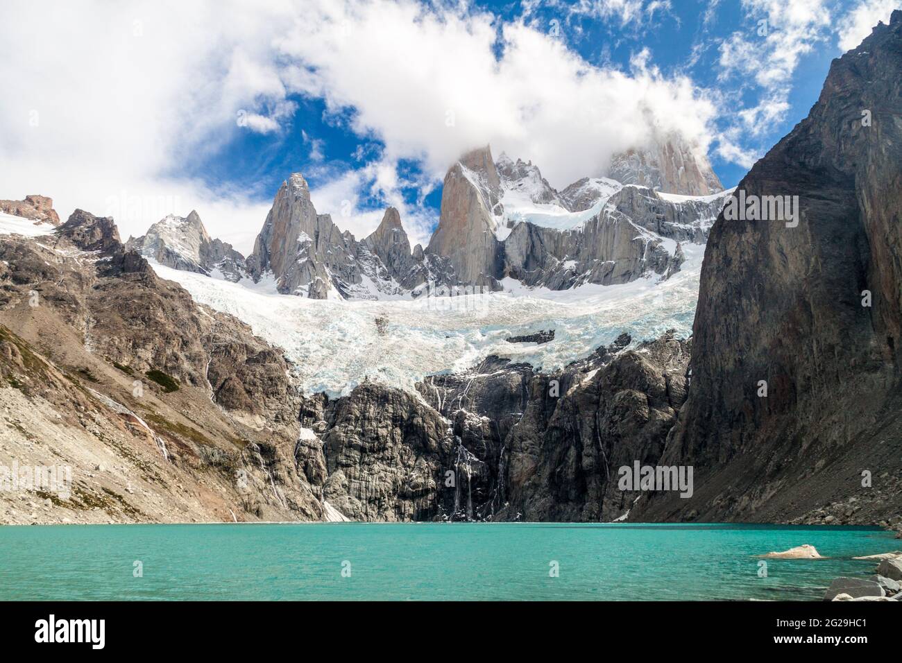 Lac Laguna Sucia dans le Parc National de Los Glaciares, Argentine. Fitz Roy montagne en arrière-plan. Banque D'Images