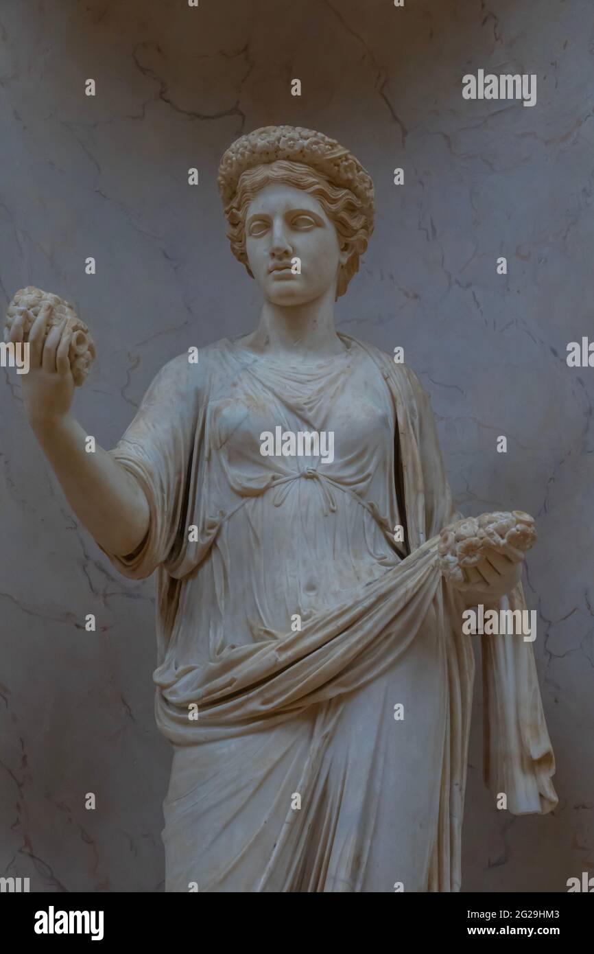 Paris, France - 21 05 2021 : Musée du Louvre. Aile Denon. Les ruelles avec peintures et sculptures à l'intérieur du musée du Louvre Banque D'Images