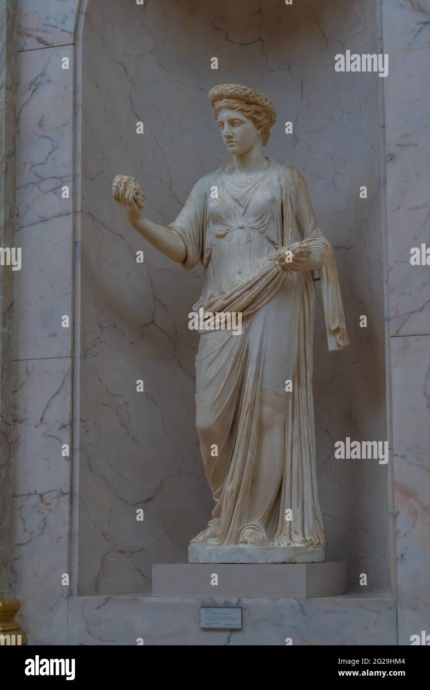 Paris, France - 21 05 2021 : Musée du Louvre. Aile Denon. Les ruelles avec peintures et sculptures à l'intérieur du musée du Louvre Banque D'Images