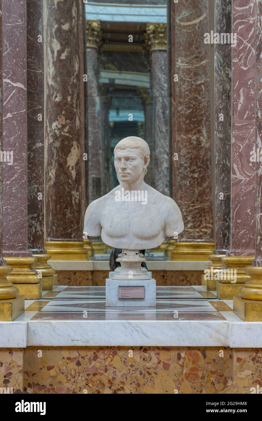 Paris, France - 21 05 2021 : Musée du Louvre. Aile Denon. Les ruelles avec peintures et sculptures à l'intérieur du musée du Louvre Banque D'Images