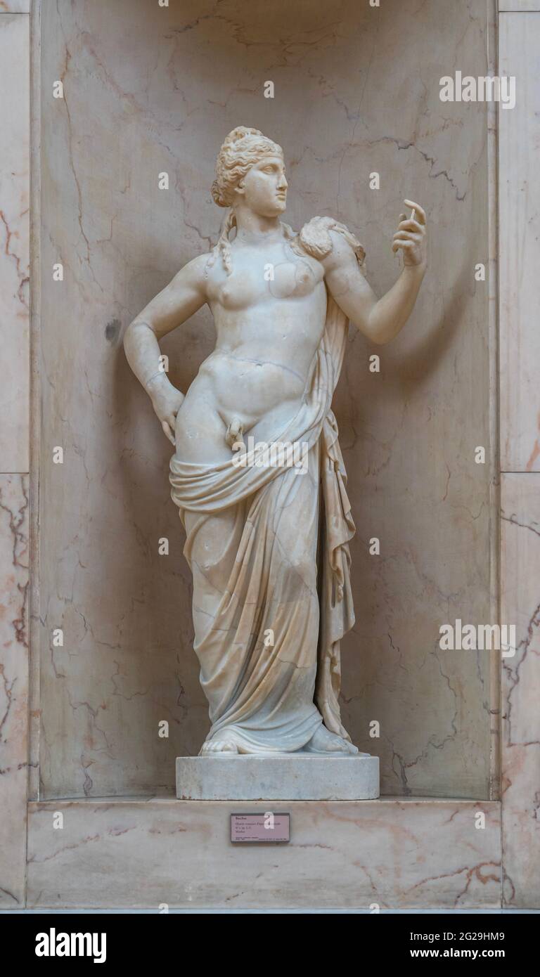 Paris, France - 21 05 2021 : Musée du Louvre. Aile Denon. Les ruelles avec peintures et sculptures à l'intérieur du musée du Louvre Banque D'Images