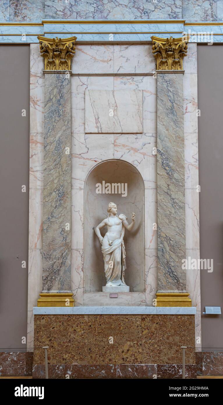 Paris, France - 21 05 2021 : Musée du Louvre. Aile Denon. Les ruelles avec peintures et sculptures à l'intérieur du musée du Louvre Banque D'Images