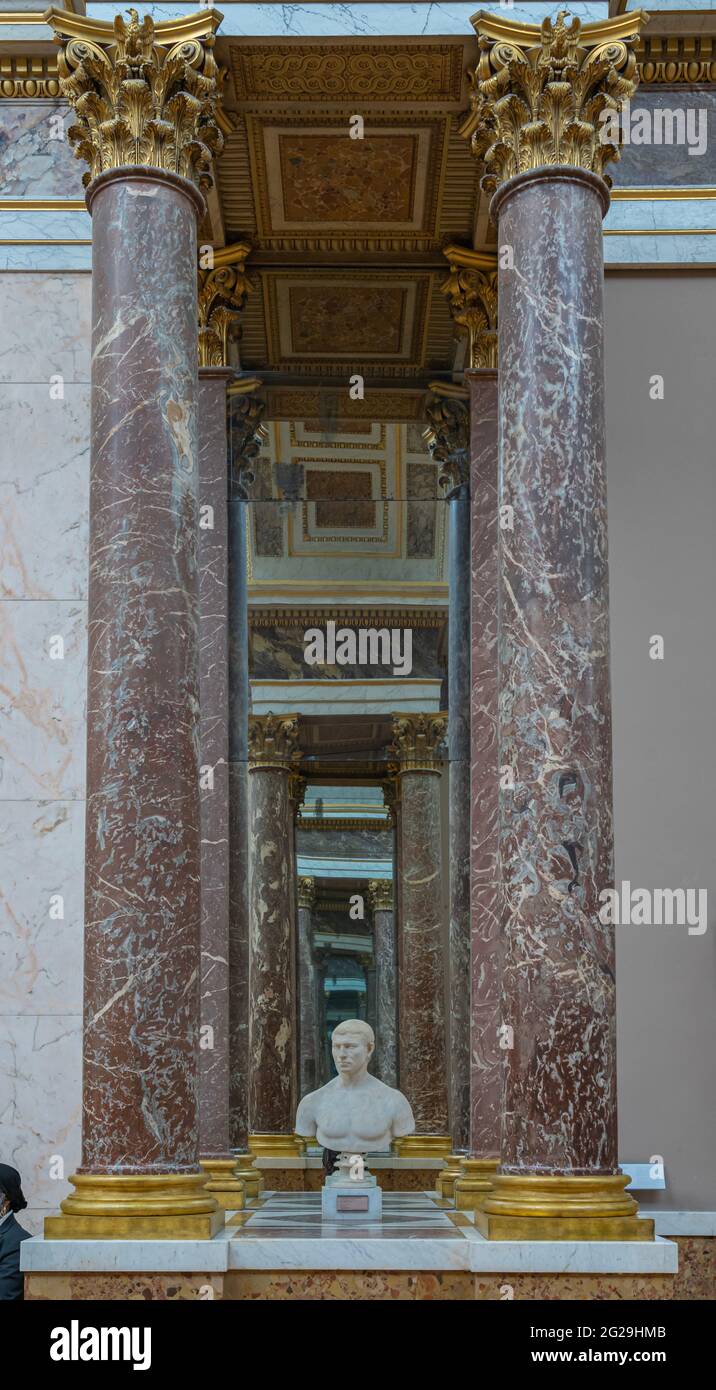 Paris, France - 21 05 2021 : Musée du Louvre. Aile Denon. Les ruelles avec peintures et sculptures à l'intérieur du musée du Louvre Banque D'Images