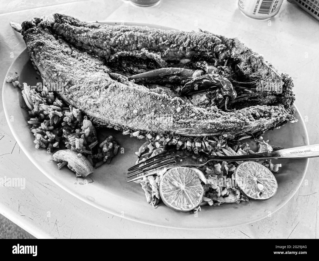 Poisson frit. Poisson frit. Mulet à tête plate. Mulet. Mulet, poivrons serrano, citrons,. fruits de mer. Fruits de mer , nourriture, nourriture, repas, nourriture. Banque D'Images