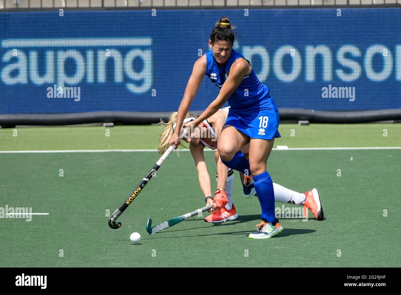 AMSTELVEEN, PAYS-BAS - JUIN 9 : Kira Horn d'Allemagne et Federica Carta d'Italie lors du match des championnats d'Europe de hockey entre l'Allemagne et l'Italie au Wagener Stadion du 9 juin 2021 à Amstelveen, pays-Bas (photo de Gerrit van Keulen/Orange Pictures) Banque D'Images