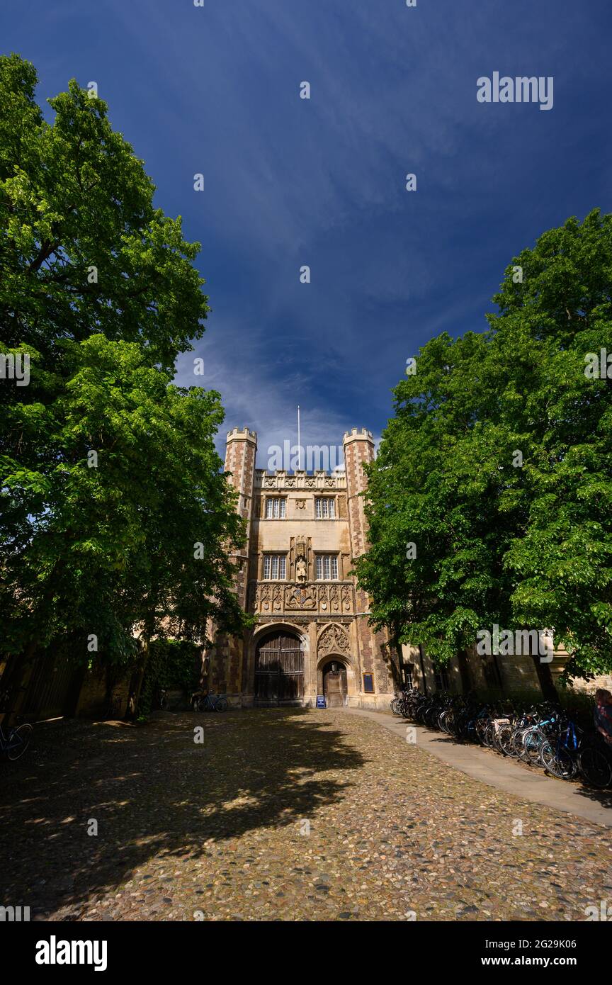 Trinity College Cambridge, Angleterre. Ciel bleu vif avec nuages cirrus. Banque D'Images