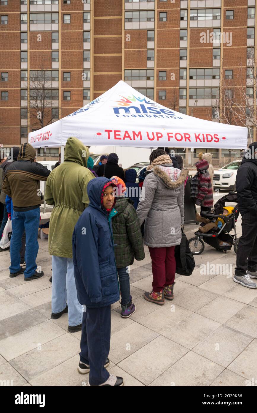 Ligne pour s'inscrire et profiter de la patinoire de hockey communautaire revitalisée à Regent Park où les enfants aiment apprendre à skate clinique où l'enseignant Banque D'Images