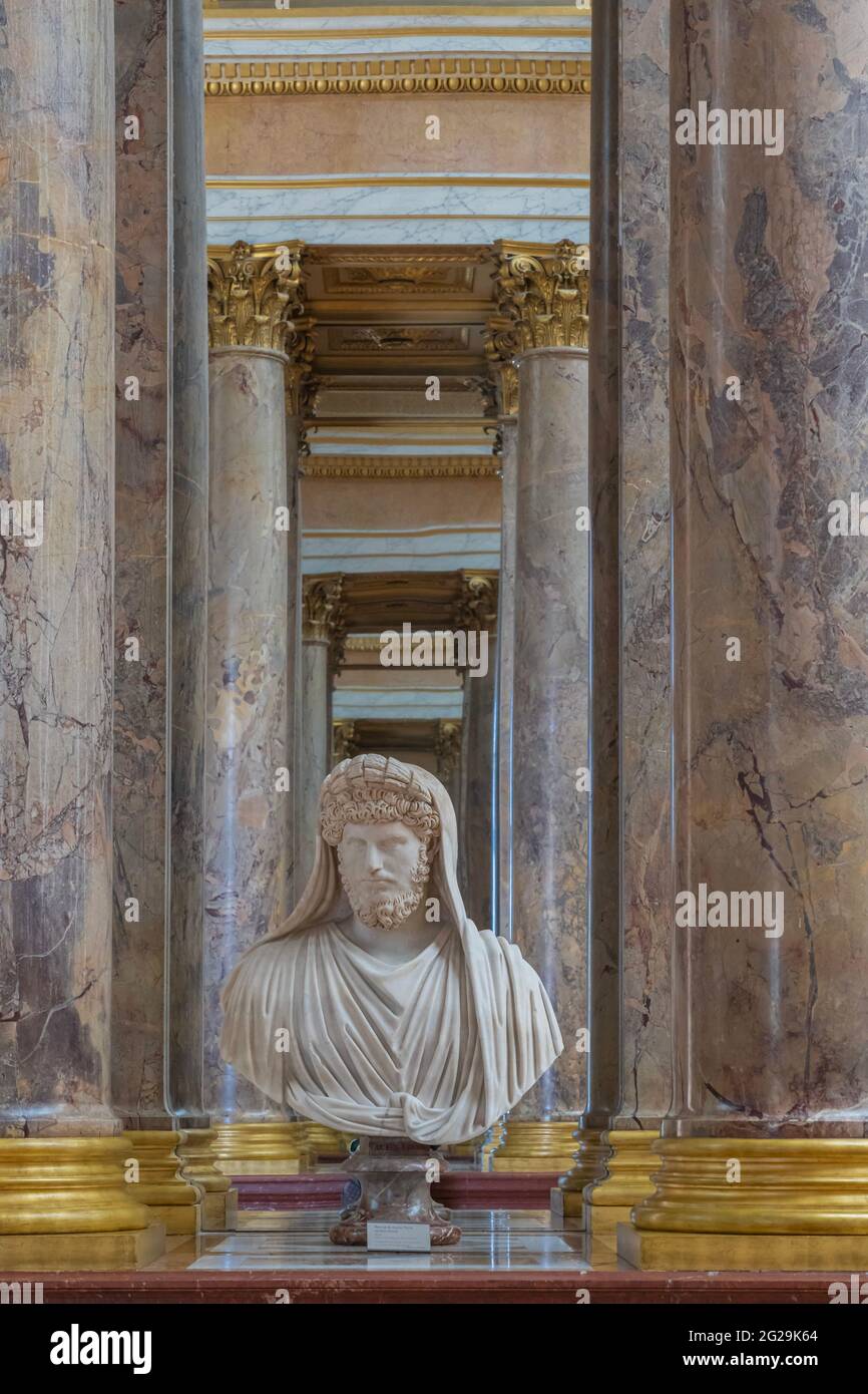 Paris, France - 21 05 2021 : Musée du Louvre. Aile Denon. Les ruelles avec peintures et sculptures à l'intérieur du musée du Louvre Banque D'Images