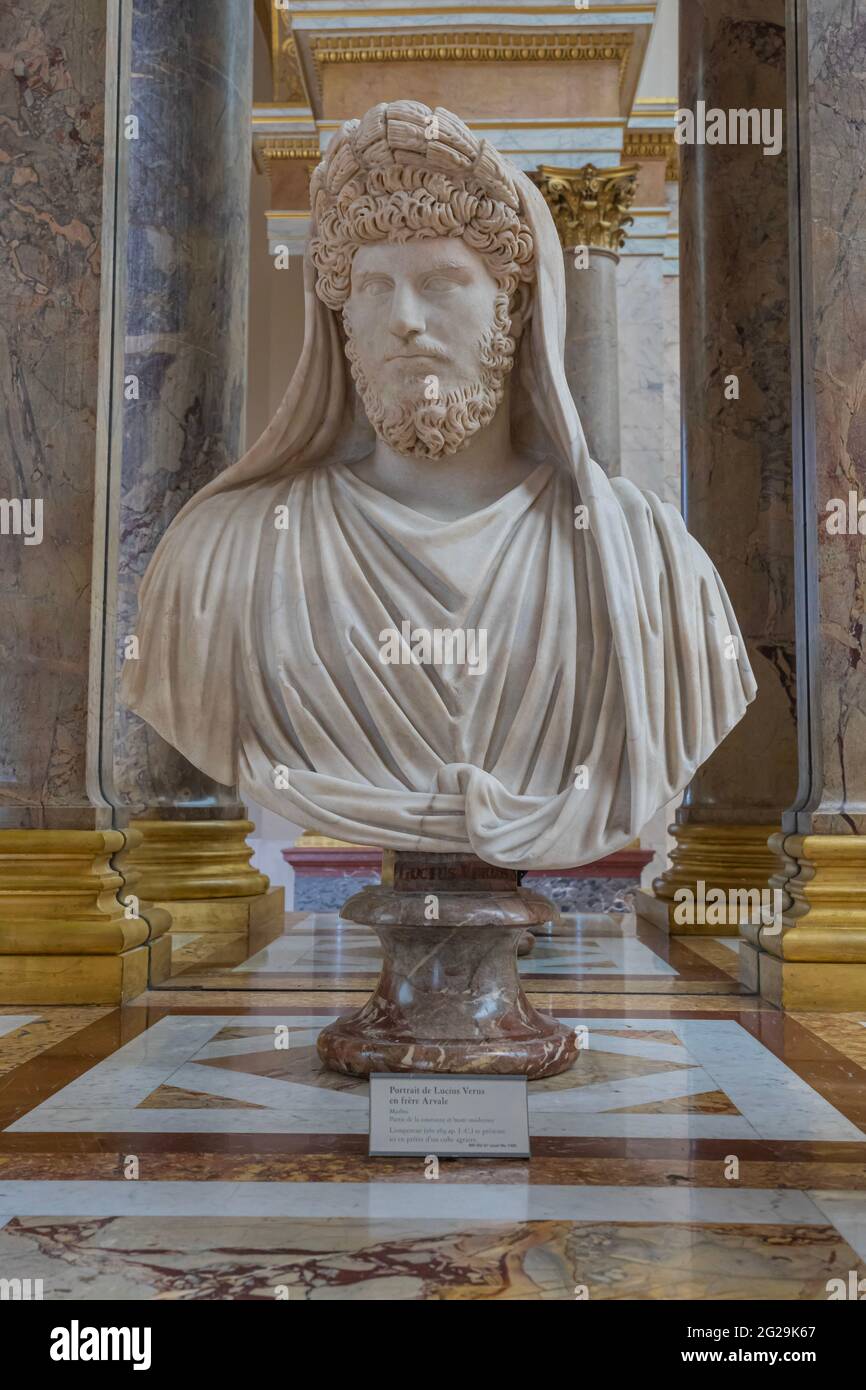 Paris, France - 21 05 2021 : Musée du Louvre. Aile Denon. Les ruelles avec peintures et sculptures à l'intérieur du musée du Louvre Banque D'Images