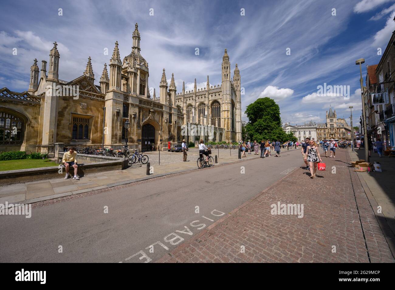 King's College de Cambridge. Ciel bleu vif avec nuages cirrus et cumulus. Banque D'Images