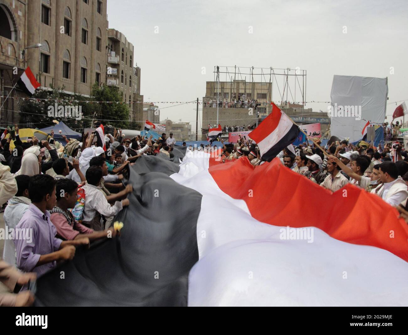 Taiz / Yémen - 28 février 2011 : des foules à la place de la liberté dans la ville yéménite de Taiz dans la Révolution du printemps arabe 2011 Banque D'Images