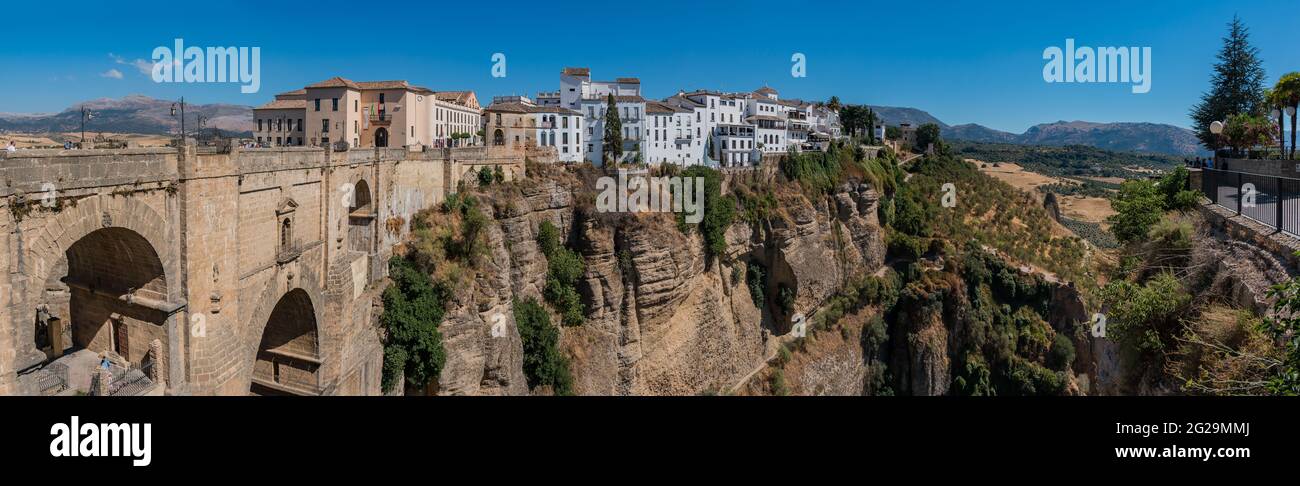 Une vue panoramique de la ville de Ronda, du nouveau pont et du canyon El Tajo. Banque D'Images