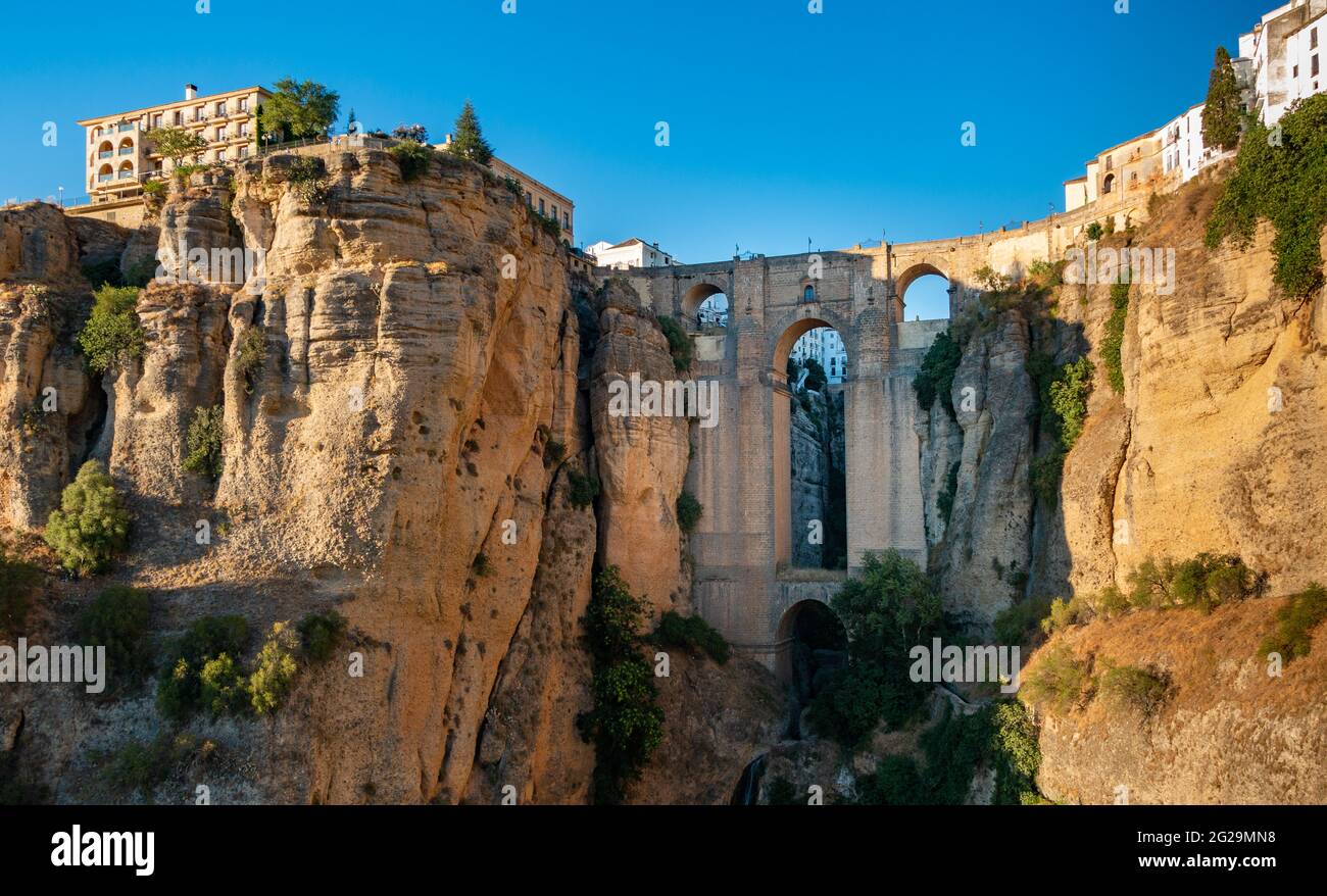 Une photo du nouveau pont et du canyon El Tajo, à Ronda. Banque D'Images