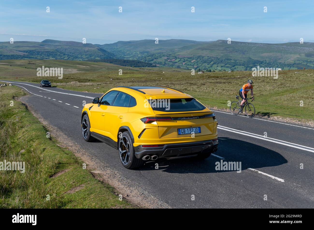 Un SUV Lamborghini Urus photographié sous le soleil de la soirée à Llangynidr, Powys, pays de Galles, Royaume-Uni. Spéc. : moteur V8 biturbo de 4 litres 0-62 mi/h 3.6 s Haut Banque D'Images