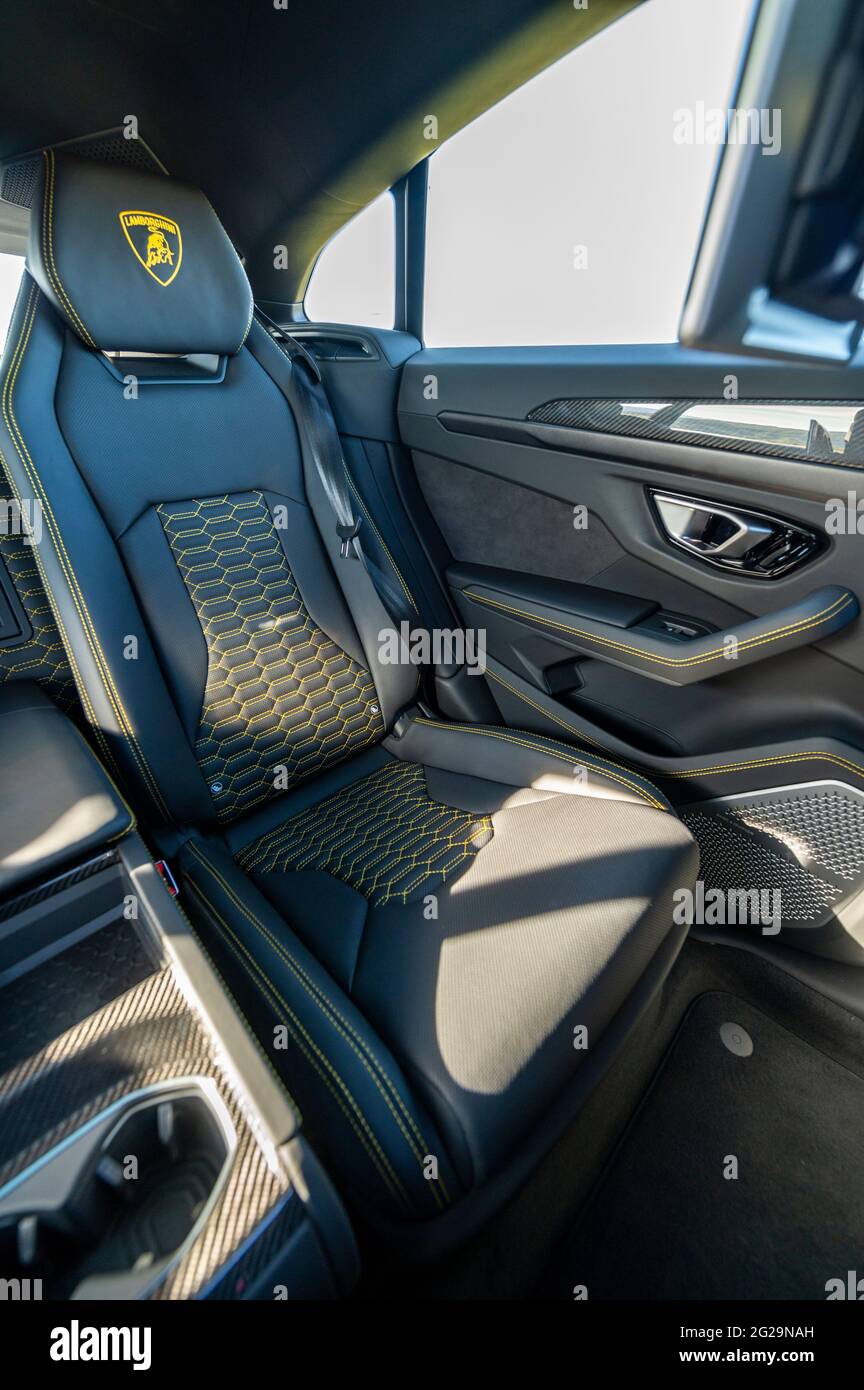 Intérieur d'un 4x4 Lamborghini Urus photographié sous le soleil de la soirée à Llangynidr, Powys, pays de Galles, Royaume-Uni. Spéc. : moteur V8 biturbo 4 litres 0-62 mph 3 Banque D'Images