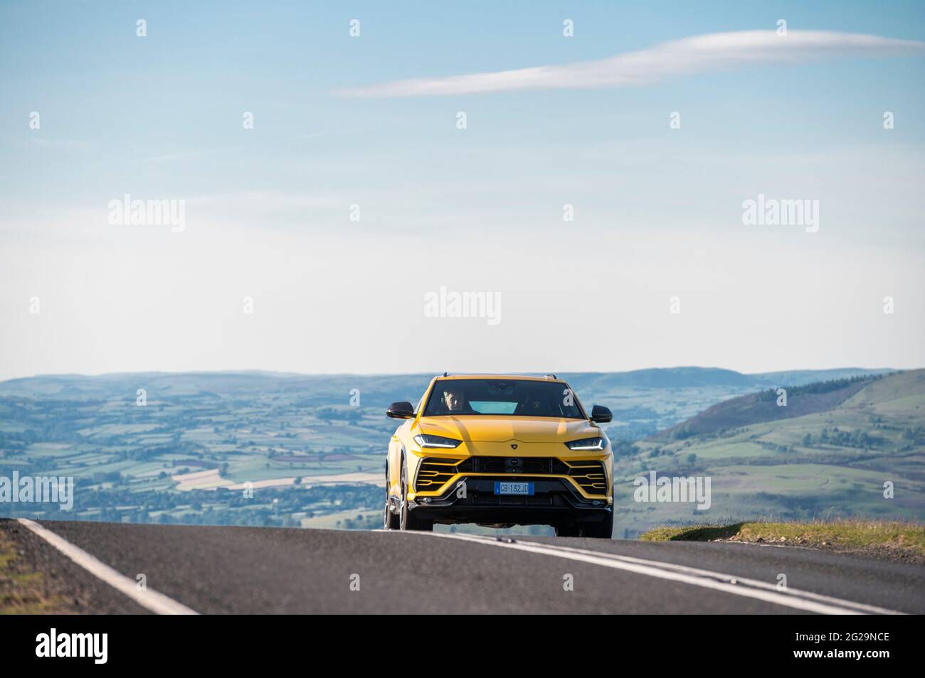 Un SUV Lamborghini Urus photographié sous le soleil de la soirée à Llangynidr, Powys, pays de Galles, Royaume-Uni. Spéc. : moteur V8 biturbo de 4 litres 0-62 mi/h 3.6 s Haut Banque D'Images