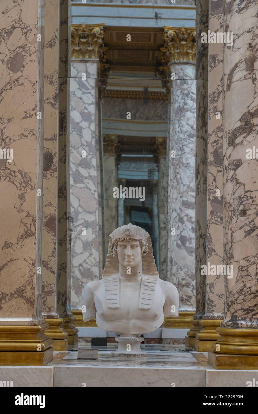 Paris, France - 21 05 2021 : Musée du Louvre. Aile Denon. Les ruelles avec peintures et sculptures à l'intérieur du musée du Louvre Banque D'Images