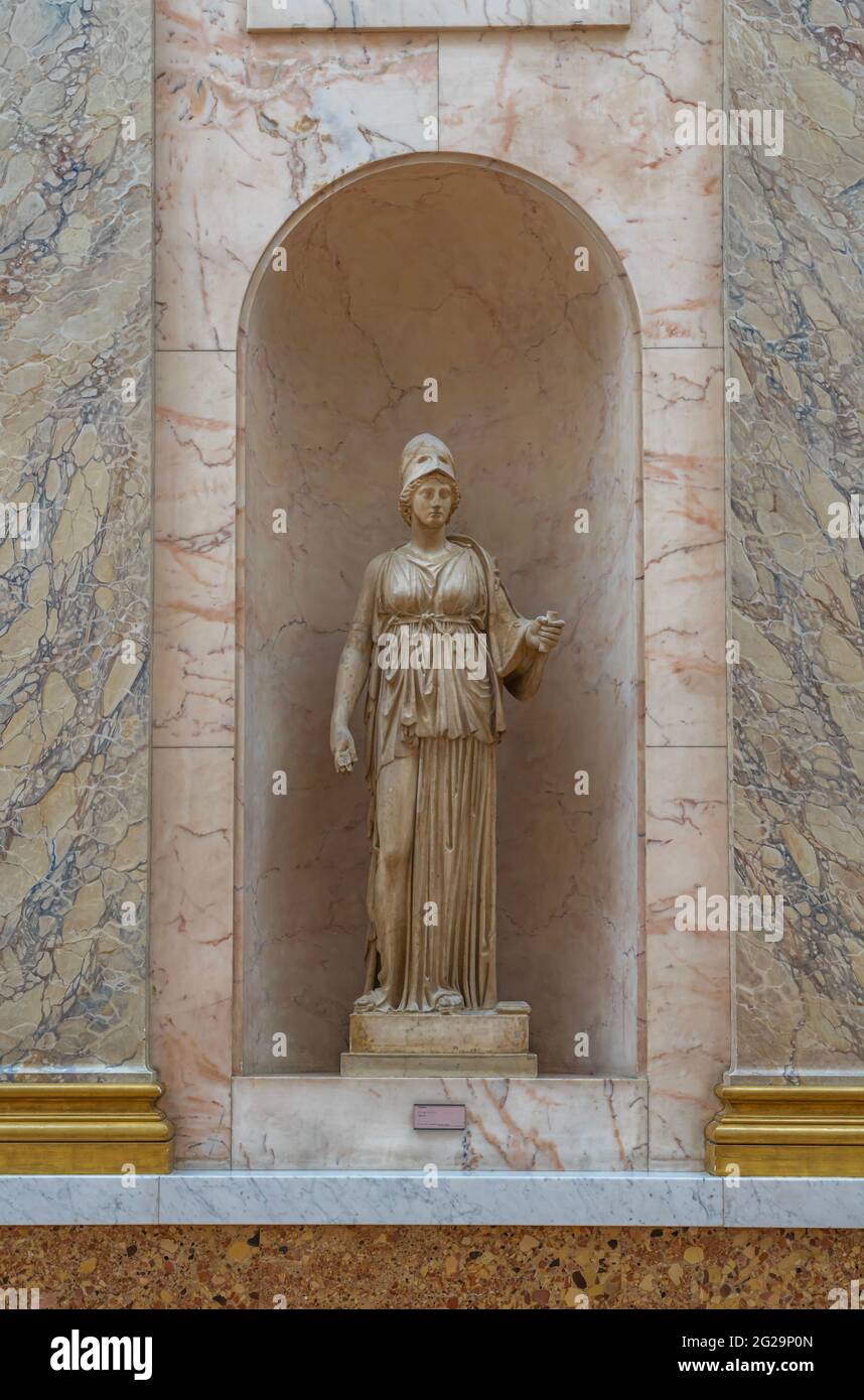 Paris, France - 21 05 2021 : Musée du Louvre. Aile Denon. Les ruelles avec peintures et sculptures à l'intérieur du musée du Louvre Banque D'Images