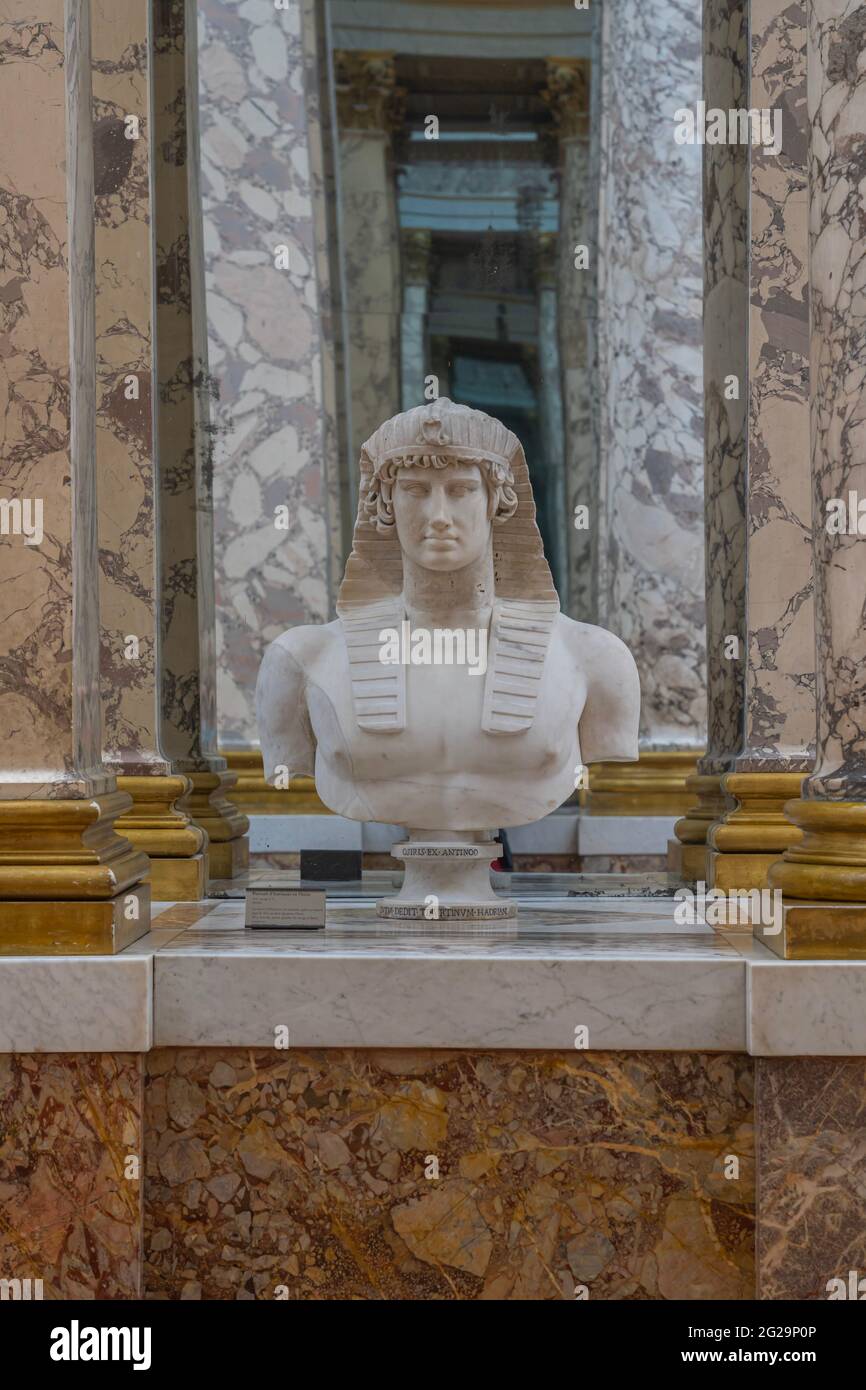 Paris, France - 21 05 2021 : Musée du Louvre. Aile Denon. Les ruelles avec peintures et sculptures à l'intérieur du musée du Louvre Banque D'Images