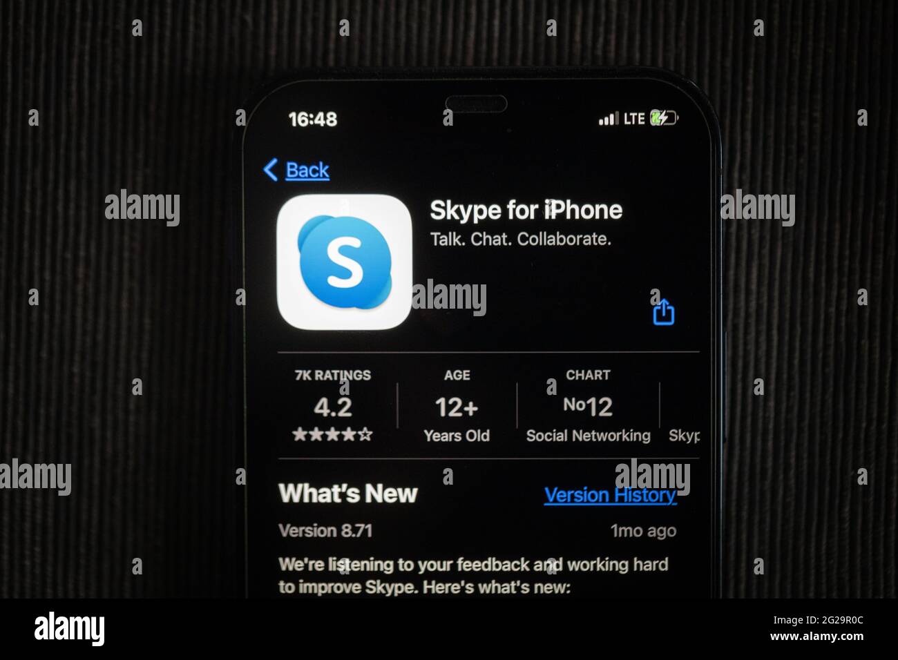 Application Skype dans l'App Store d'Apple affichée sur un écran d'iPhone 12 Banque D'Images