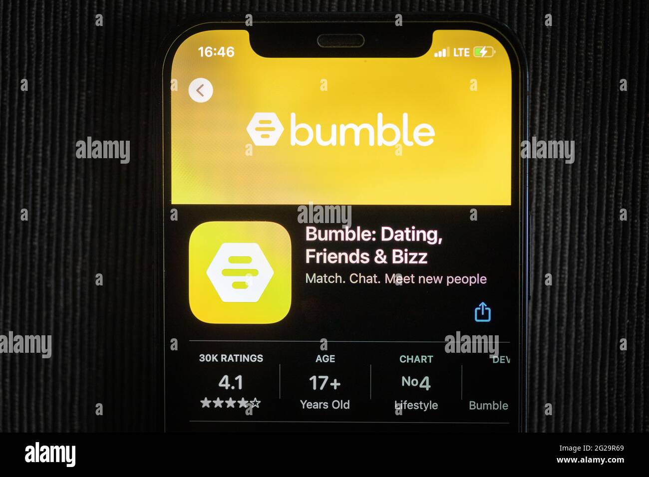 Application Bumble dans l'App Store d'Apple, vue sur un écran d'iPhone 12 Banque D'Images