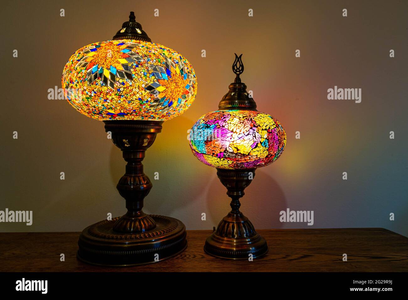 Lampes en verre taillé artisanales turques illuminées. Vibrant et coloré donnant à la décoration une sensation de confort. Espace de copie, arrière-plan flou, maison Banque D'Images