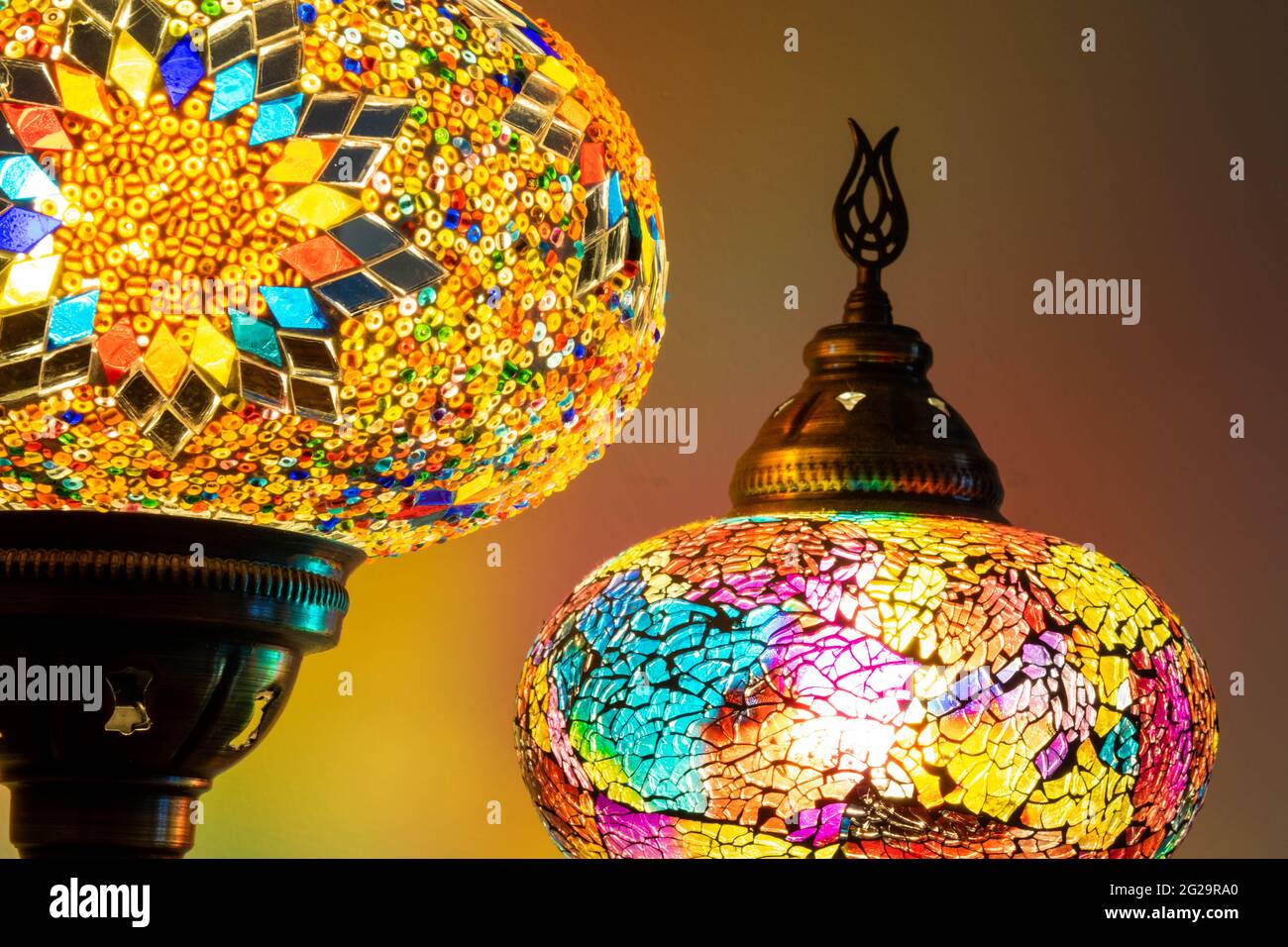 Lampes en verre taillé artisanales turques illuminées. Vibrant et coloré donnant à la décoration une sensation de confort. Espace de copie, arrière-plan flou, maison Banque D'Images